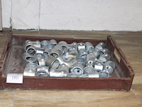 Gegalvaniseerde koppelstukken t.b.v. banner in kunststof krat. - afbeelding 1 van  2