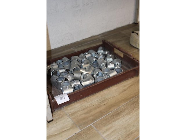 Gegalvaniseerde koppelstukken t.b.v. banner in kunststof krat. - afbeelding 2 van  2