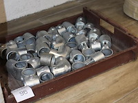 Gegalvaniseerde koppelstukken t.b.v. banner in kunststof krat. - afbeelding 2 van  2