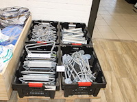 Gegalvaniseerde producten op pallet w.o. fietsensteunen, grondpinnen en klimbeveiliging. - afbeelding 1 van  3