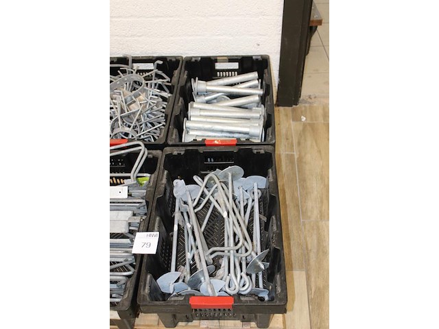 Gegalvaniseerde producten op pallet w.o. fietsensteunen, grondpinnen en klimbeveiliging. - afbeelding 2 van  3