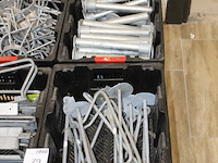 Gegalvaniseerde producten op pallet w.o. fietsensteunen, grondpinnen en klimbeveiliging. - afbeelding 2 van  3