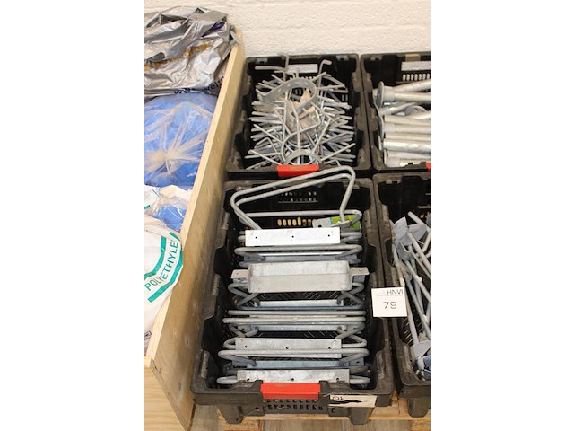 Gegalvaniseerde producten op pallet w.o. fietsensteunen, grondpinnen en klimbeveiliging. - afbeelding 3 van  3