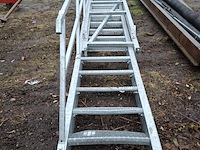 Gegalvaniseerde trap met bordes - afbeelding 1 van  8