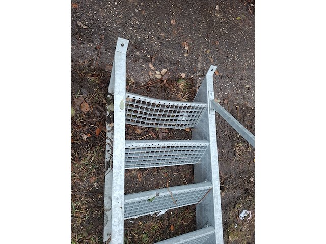 Gegalvaniseerde trap met bordes - afbeelding 2 van  8
