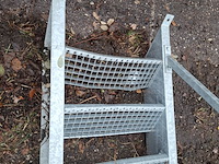Gegalvaniseerde trap met bordes - afbeelding 2 van  8