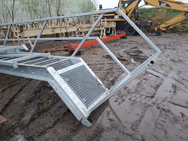 Gegalvaniseerde trap met bordes - afbeelding 4 van  8
