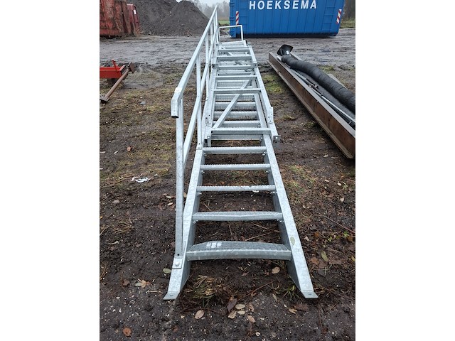 Gegalvaniseerde trap met bordes - afbeelding 5 van  8