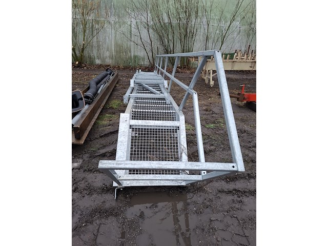 Gegalvaniseerde trap met bordes - afbeelding 7 van  8