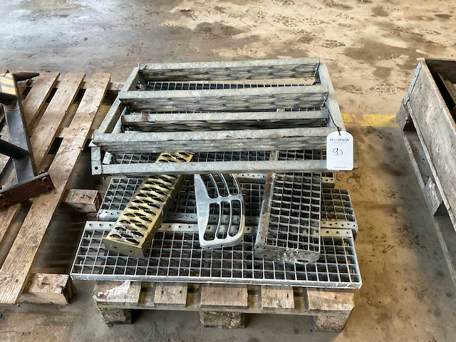 Gegalvaniseerde traptreden - afbeelding 1 van  2