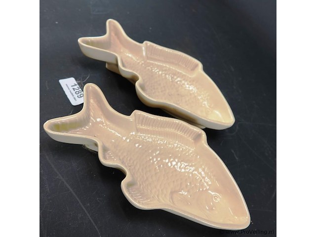 Geglazuurde aardewerken visschalen, mogelijk pudding- of patévormen - afbeelding 3 van  5