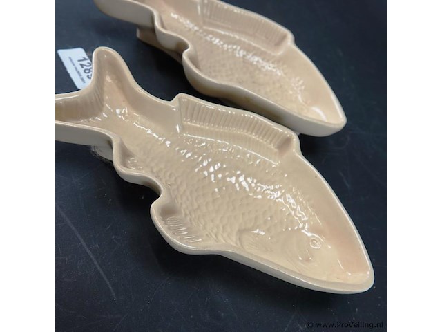 Geglazuurde aardewerken visschalen, mogelijk pudding- of patévormen - afbeelding 4 van  5