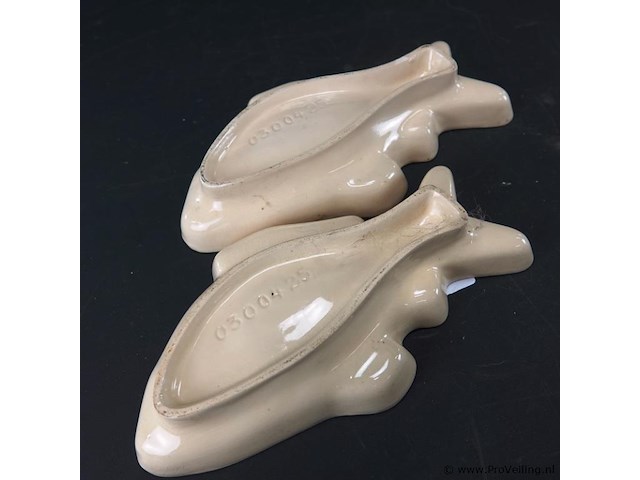 Geglazuurde aardewerken visschalen, mogelijk pudding- of patévormen - afbeelding 5 van  5