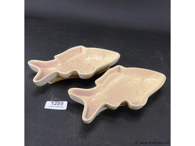 Geglazuurde aardewerken visschalen, mogelijk pudding- of patévormen - afbeelding 1 van  5
