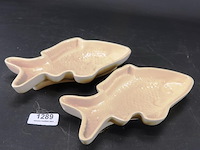 Geglazuurde aardewerken visschalen, mogelijk pudding- of patévormen - afbeelding 1 van  5