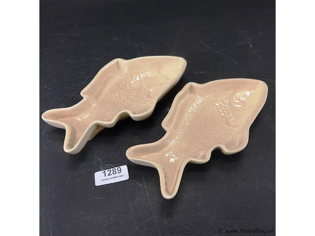 Geglazuurde aardewerken visschalen, mogelijk pudding- of patévormen - afbeelding 2 van  5