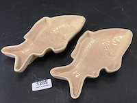 Geglazuurde aardewerken visschalen, mogelijk pudding- of patévormen - afbeelding 2 van  5