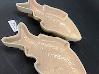 Geglazuurde aardewerken visschalen, mogelijk pudding- of patévormen - afbeelding 3 van  5