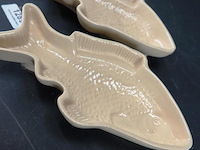 Geglazuurde aardewerken visschalen, mogelijk pudding- of patévormen - afbeelding 4 van  5