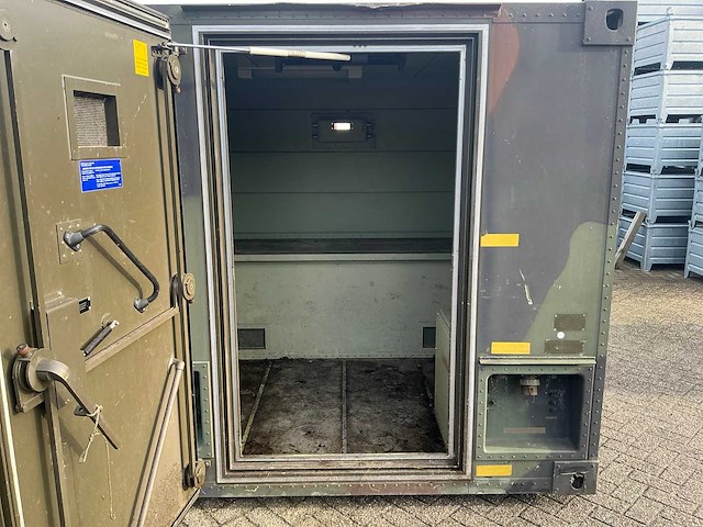 Geïsoleerd legercontainer met diesel standkachel - afbeelding 6 van  24