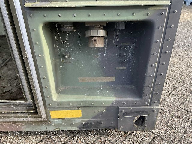 Geïsoleerd legercontainer met diesel standkachel - afbeelding 8 van  24