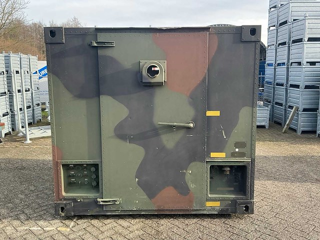 Geïsoleerd legercontainer met diesel standkachel - afbeelding 1 van  24