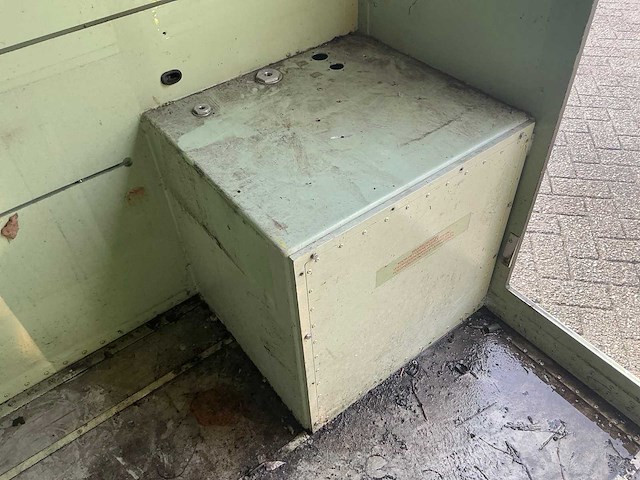 Geïsoleerd legercontainer met diesel standkachel - afbeelding 16 van  24