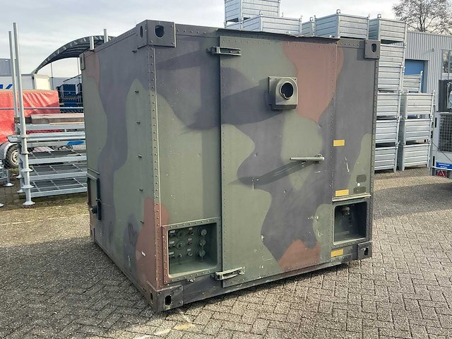 Geïsoleerd legercontainer met diesel standkachel - afbeelding 12 van  24