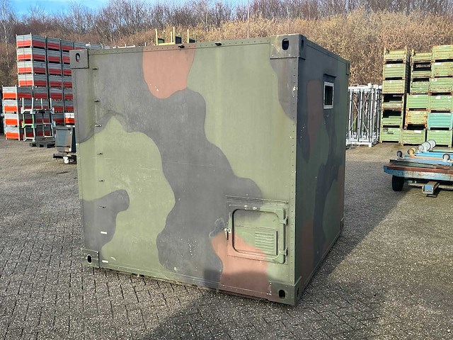 Geïsoleerd legercontainer met diesel standkachel - afbeelding 18 van  24