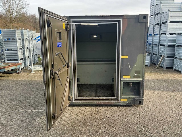 Geïsoleerd legercontainer met diesel standkachel - afbeelding 19 van  24
