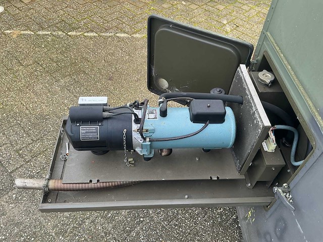 Geïsoleerd legercontainer met diesel standkachel - afbeelding 22 van  24
