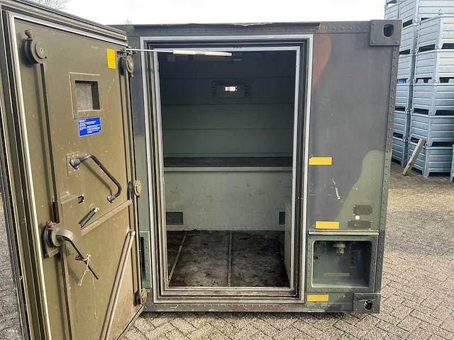 Geïsoleerd legercontainer met diesel standkachel - afbeelding 2 van  5