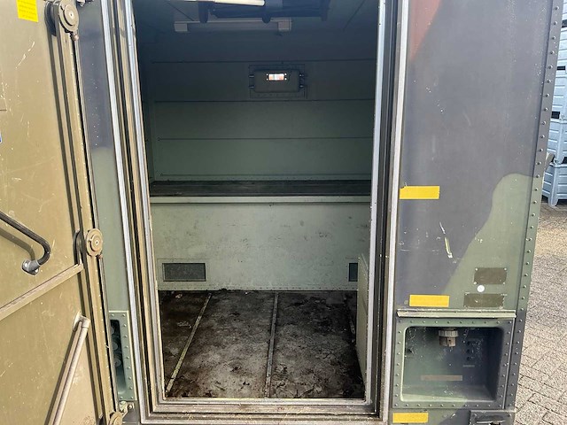 Geïsoleerd legercontainer met diesel standkachel - afbeelding 3 van  5