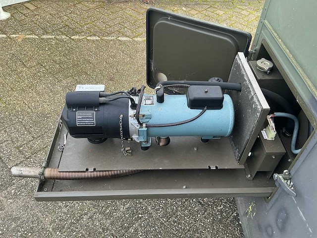 Geïsoleerd legercontainer met diesel standkachel - afbeelding 5 van  5