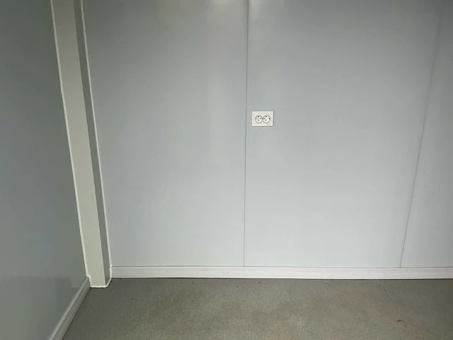 Geïsoleerde kantoorunit / portiersloge – 3,9 × 2,2 m – elektra – panoramabeglazing nieuw - afbeelding 1 van  11