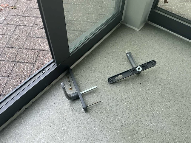 Geïsoleerde kantoorunit / portiersloge – 3,9 × 2,2 m – elektra – panoramabeglazing nieuw - afbeelding 2 van  11