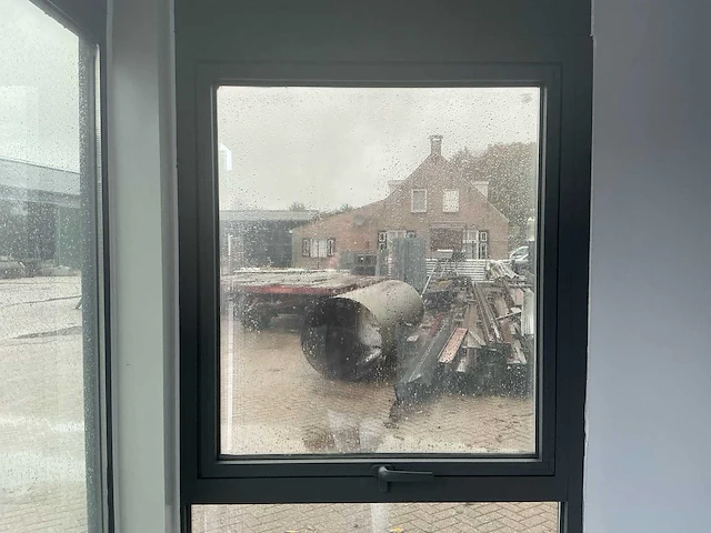 Geïsoleerde kantoorunit / portiersloge – 3,9 × 2,2 m – elektra – panoramabeglazing nieuw - afbeelding 7 van  11