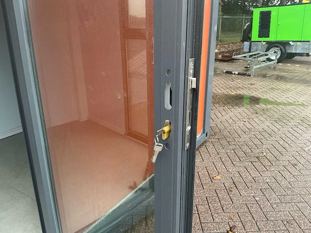 Geïsoleerde kantoorunit / portiersloge – 3,9 × 2,2 m – elektra – panoramabeglazing nieuw - afbeelding 9 van  11