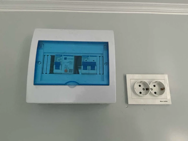 Geïsoleerde kantoorunit / portiersloge – 3,9 × 2,2 m – elektra – panoramabeglazing nieuw - afbeelding 7 van  17