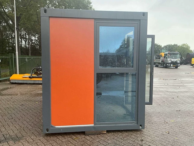 Geïsoleerde kantoorunit / portiersloge – 3,9 × 2,2 m – elektra – panoramabeglazing nieuw - afbeelding 3 van  17