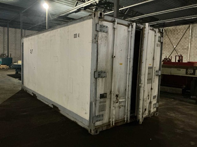 Geïsoleerde zeecontainer - afbeelding 1 van  10