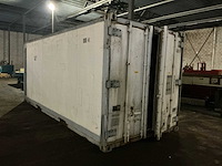 Geïsoleerde zeecontainer - afbeelding 1 van  10