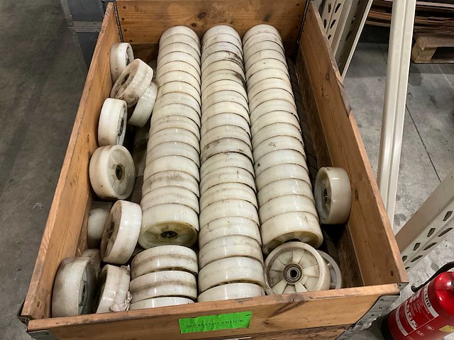 Gelagerd partij kunstof pompwagenwielen - afbeelding 2 van  6