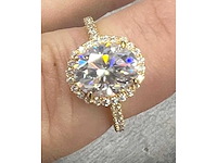Gele entourage ring met een grote ovaal geslepen briljant - afbeelding 2 van  4