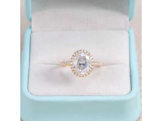 Gele entourage ring met een grote ovaal geslepen briljant - afbeelding 4 van  4