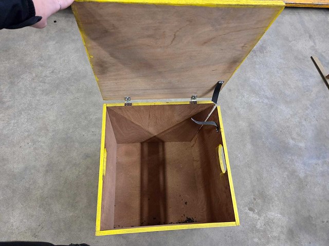 Gele houten kist - afbeelding 2 van  2