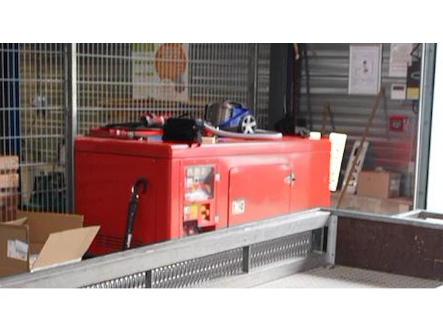 Geluidgedempte dieselgenerator/aggregaat car 145 pks 20kva. draaiuren 261. bouwjaar 2006. afmeting 200 x 95... - afbeelding 2 van  4