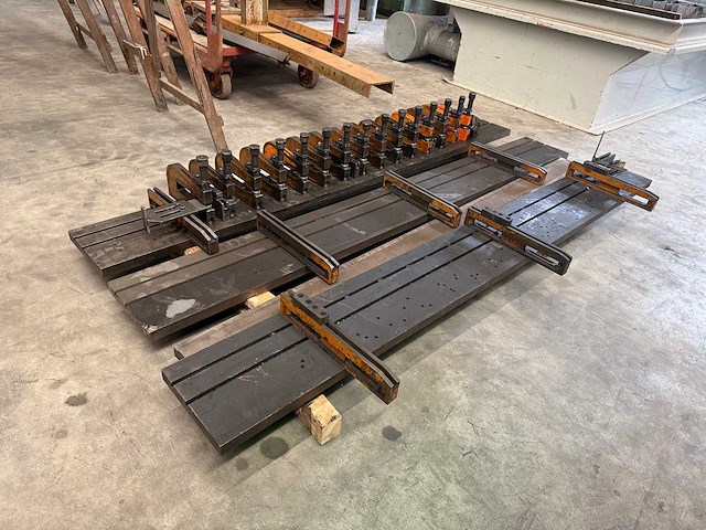 Gema - diverse stansen met tafel - afbeelding 1 van  4