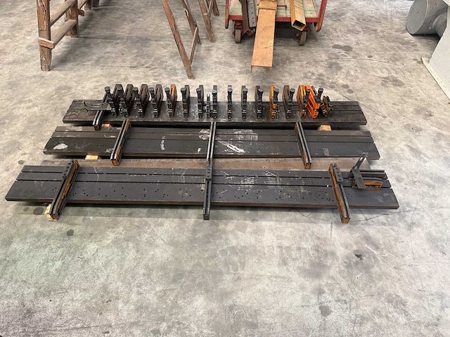 Gema - diverse stansen met tafel - afbeelding 2 van  4