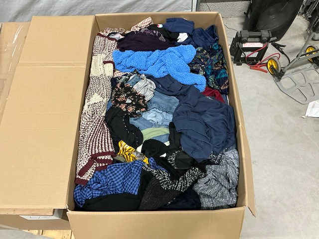 Gemengde mix kleding - 3 pallets grote kleding mix (1300x) - afbeelding 23 van  70